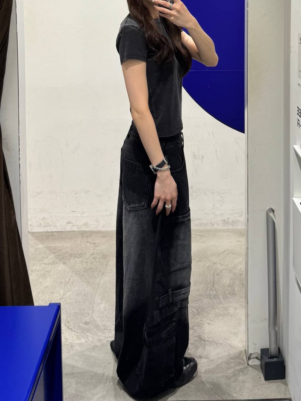 ブラック系のカーゴパンツ、その他のキャップを着用したレディースの夏コーディネートの2枚目の写真