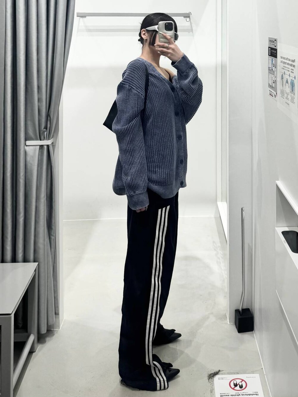 ブルー系のニット/セーターを着用したレディースの冬コーディネートの2枚目の写真