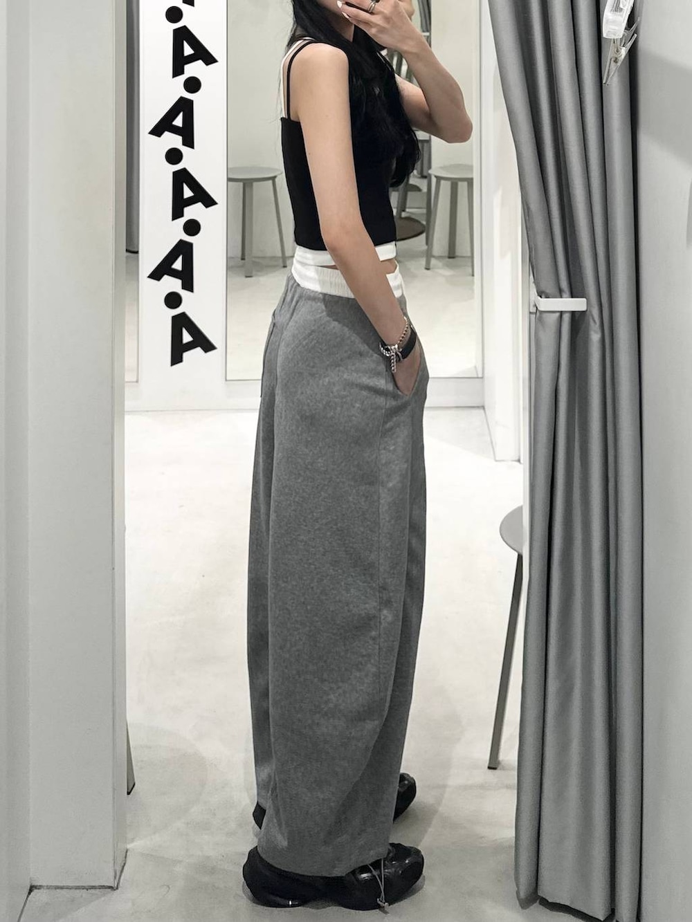 グレー系のその他パンツ、ブラック系のキャミソール、グリーン系のキャップを着用したレディースの夏コーディネートの2枚目の写真