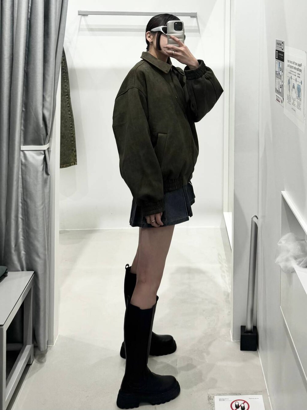 ブルー系のデニムスカート、グリーン系のブルゾンを着用したレディースの冬コーディネートの2枚目の写真