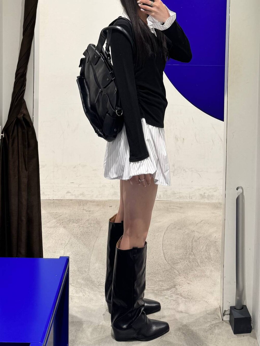 ブラック系のブーツ、ブラック系のシャツワンピースを着用したレディースの冬コーディネートの2枚目の写真