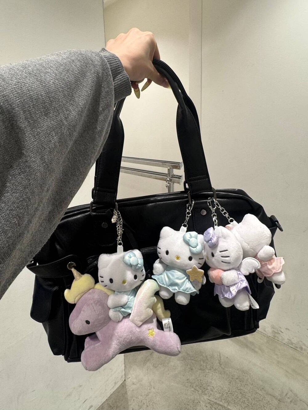 ブラック系のハンドバッグを着用したレディースの春コーディネートの2枚目の写真