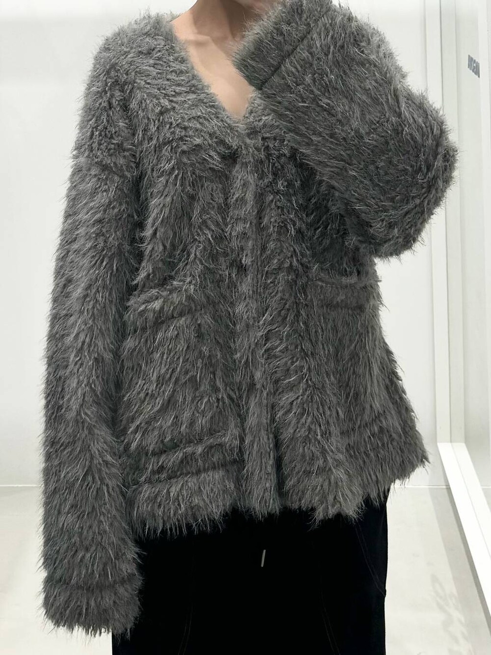 ブラック系のスウェットパンツ、グレー系のカーディガン/ボレロを着用したレディースの冬コーディネートの3枚目の写真