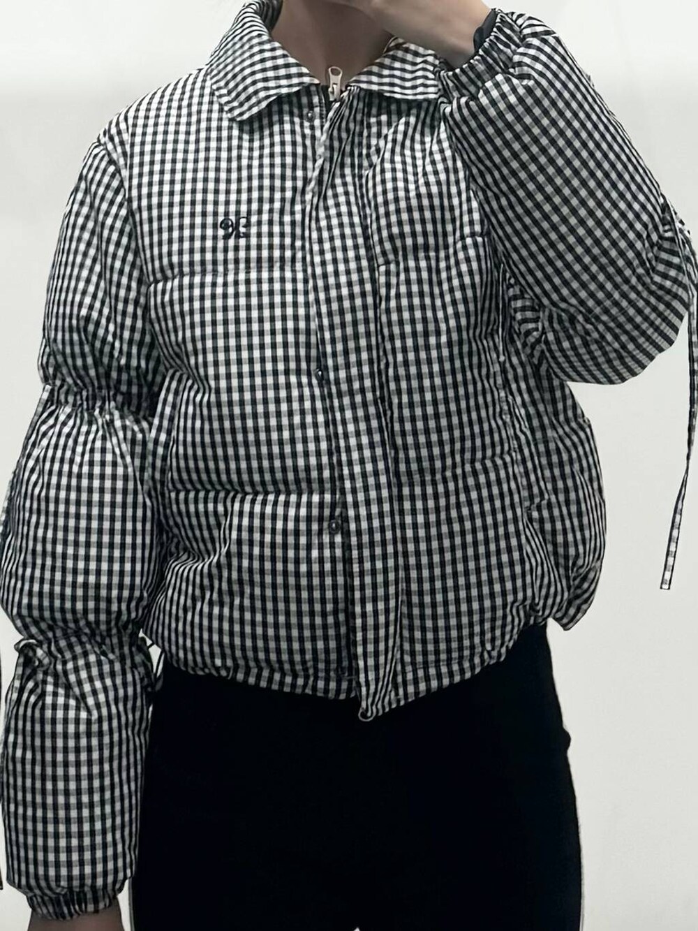 ブラック系のその他パンツ、ブラック系のダウンジャケット/コートを着用したレディースの秋コーディネートの3枚目の写真