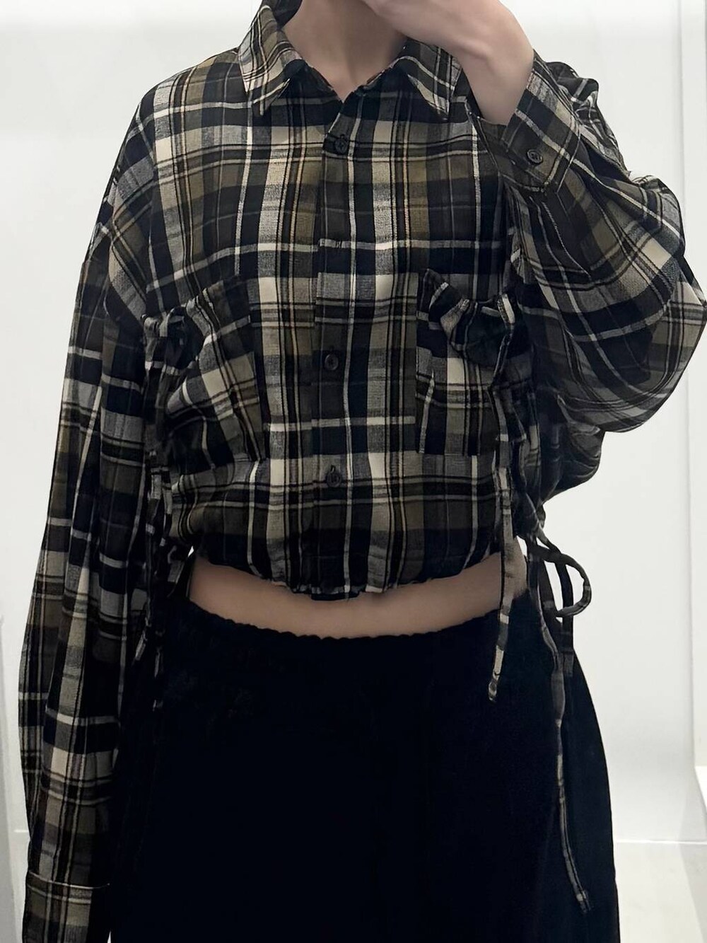 イエロー系のシャツ/ブラウス、ブラック系のスウェットパンツを着用したレディースの冬コーディネートの3枚目の写真