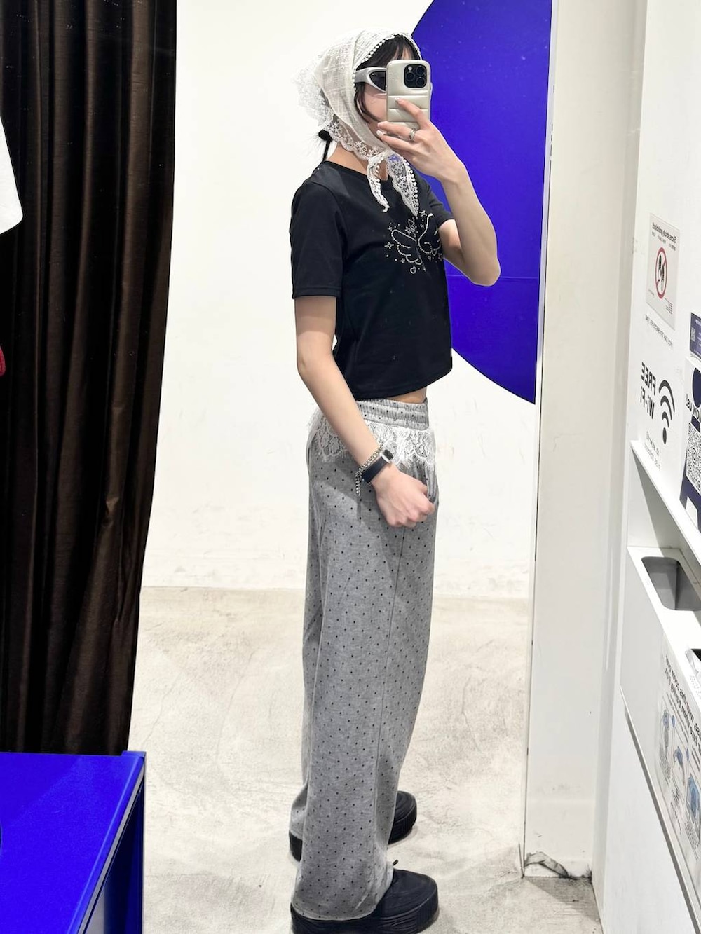 ブラック系のTシャツ/カットソー、グレー系のスウェットパンツを着用したレディースの春コーディネートの2枚目の写真
