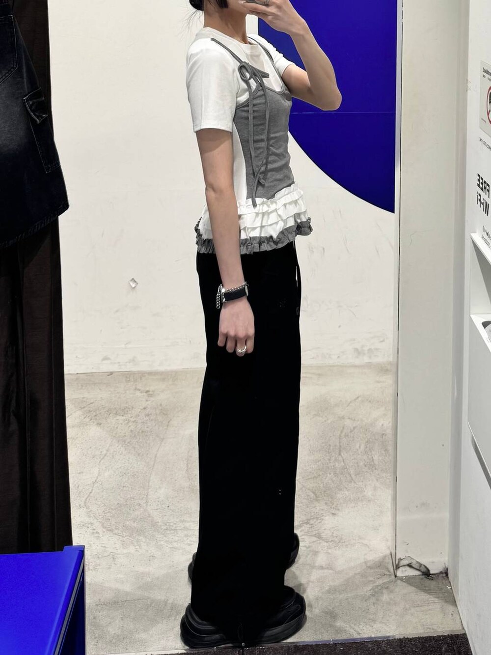 ホワイト系のTシャツ/カットソーを着用したレディースの春コーディネートの2枚目の写真