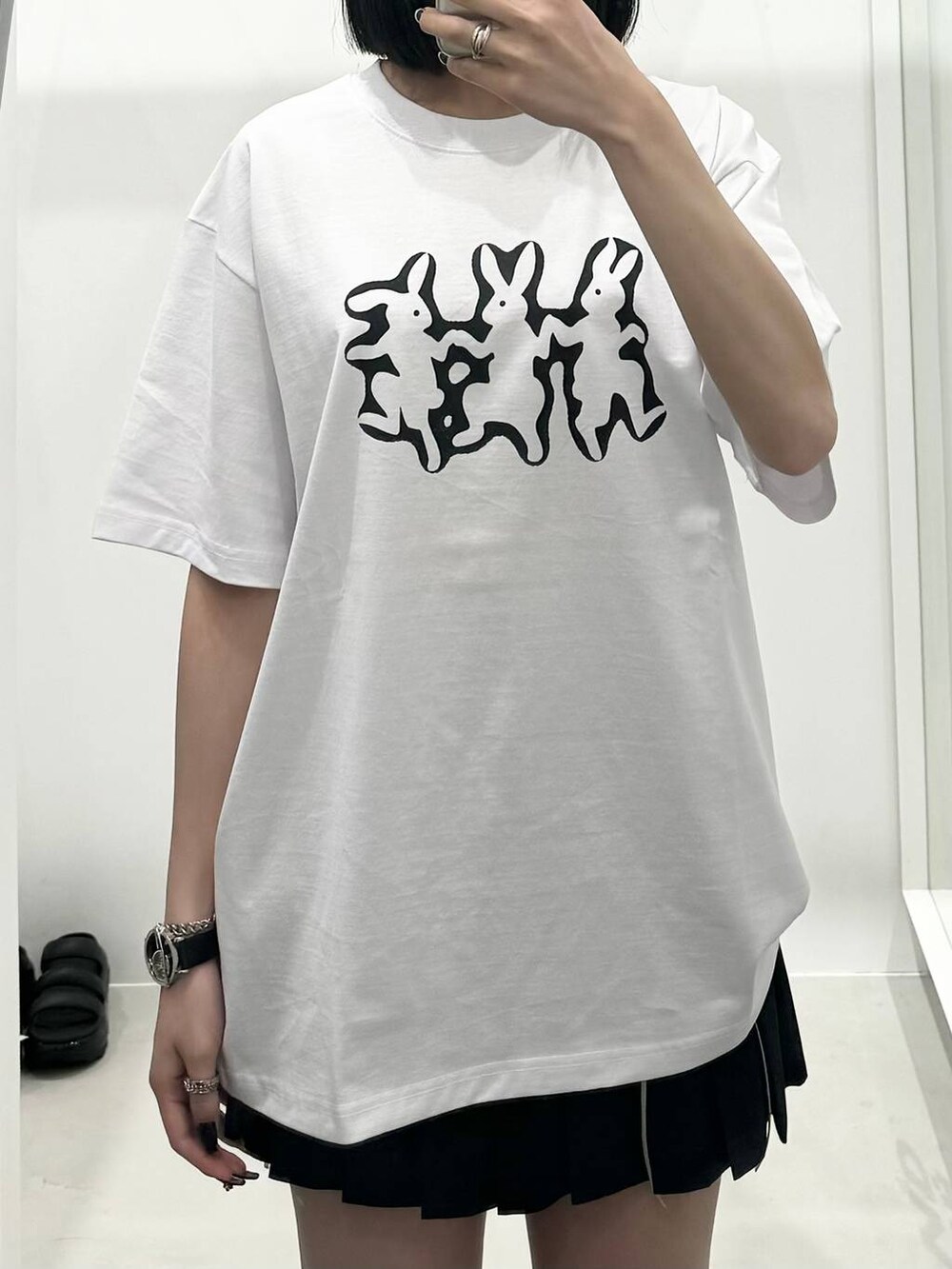 ホワイト系のTシャツ/カットソー、ブラック系のスカートを着用したレディースの夏コーディネートの3枚目の写真