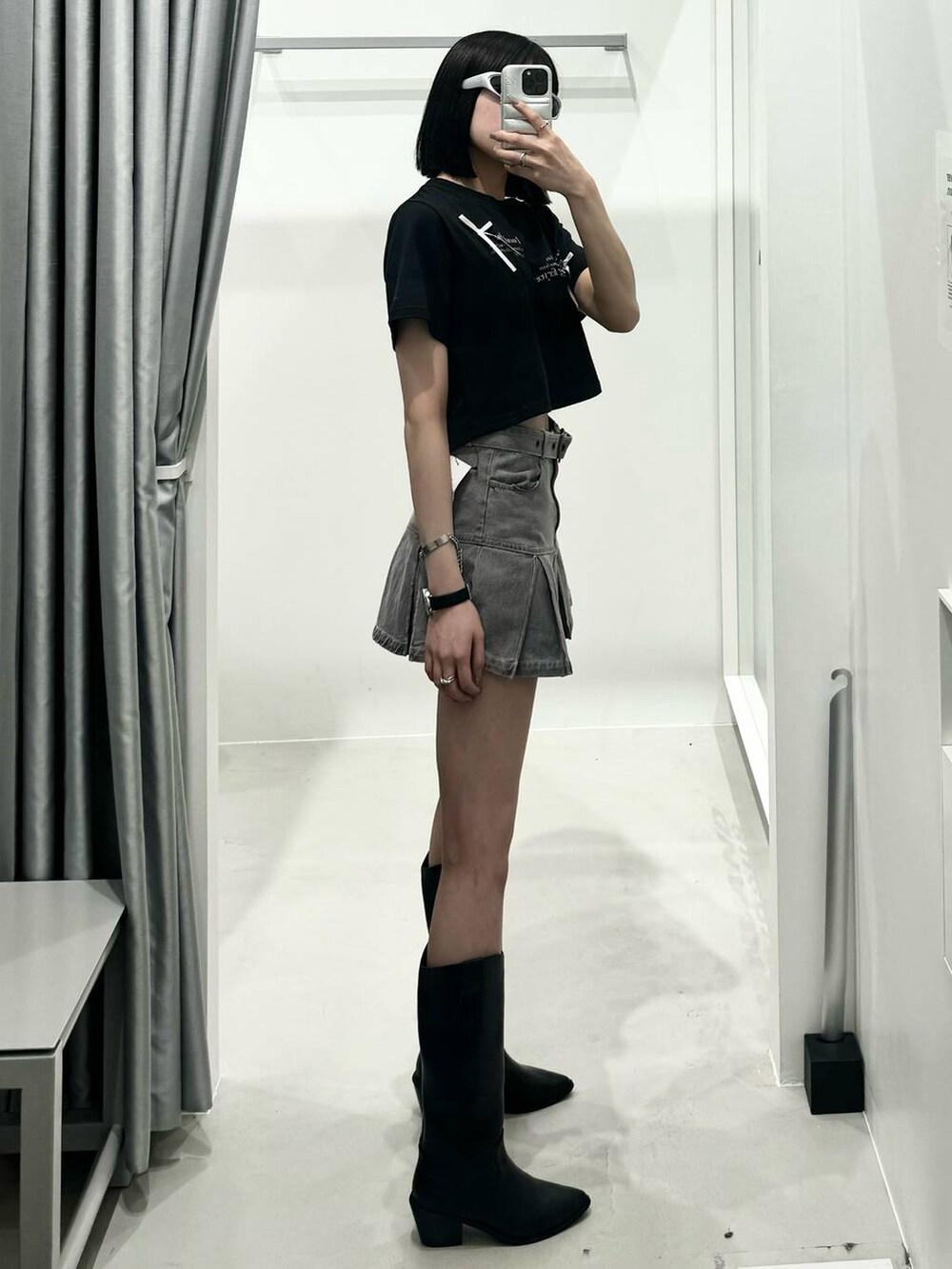 グレー系のデニムスカート、ブラック系のTシャツ/カットソーを着用したレディースの春コーディネートの2枚目の写真