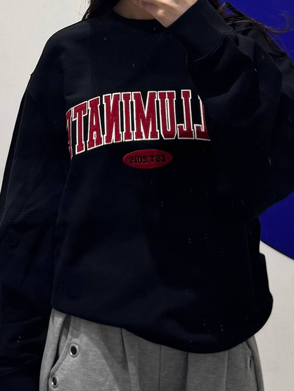 ベージュ系のスウェットパンツ、ブラック系のスウェット、ブラック系のキャップを着用したレディースの春コーディネートの3枚目の写真