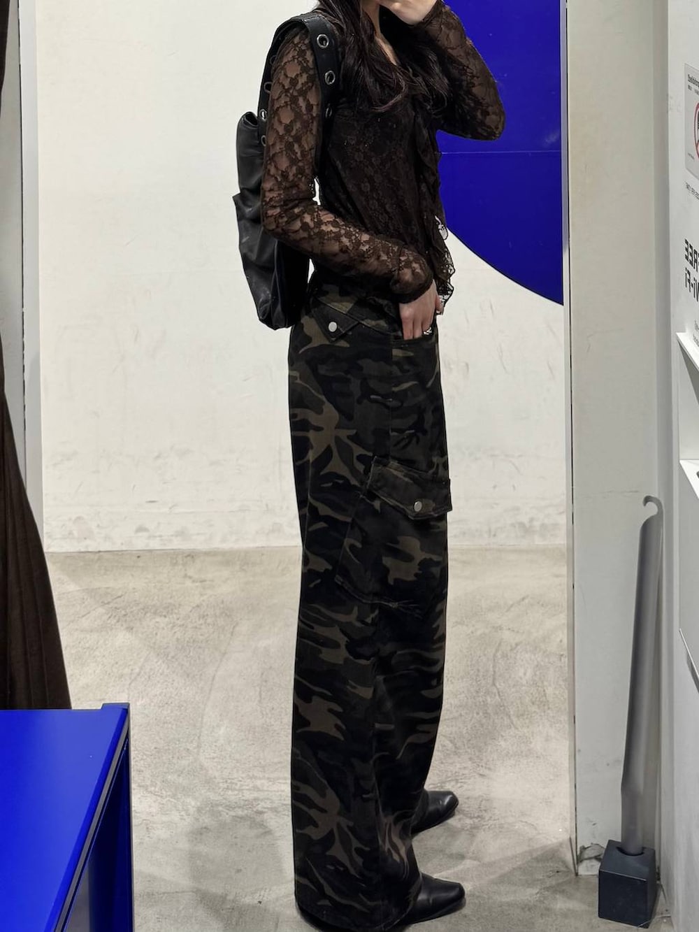 その他のカーゴパンツ、ブラック系のショルダーバッグ、ブラウン系のカーディガン/ボレロを着用したレディースの春コーディネートの2枚目の写真