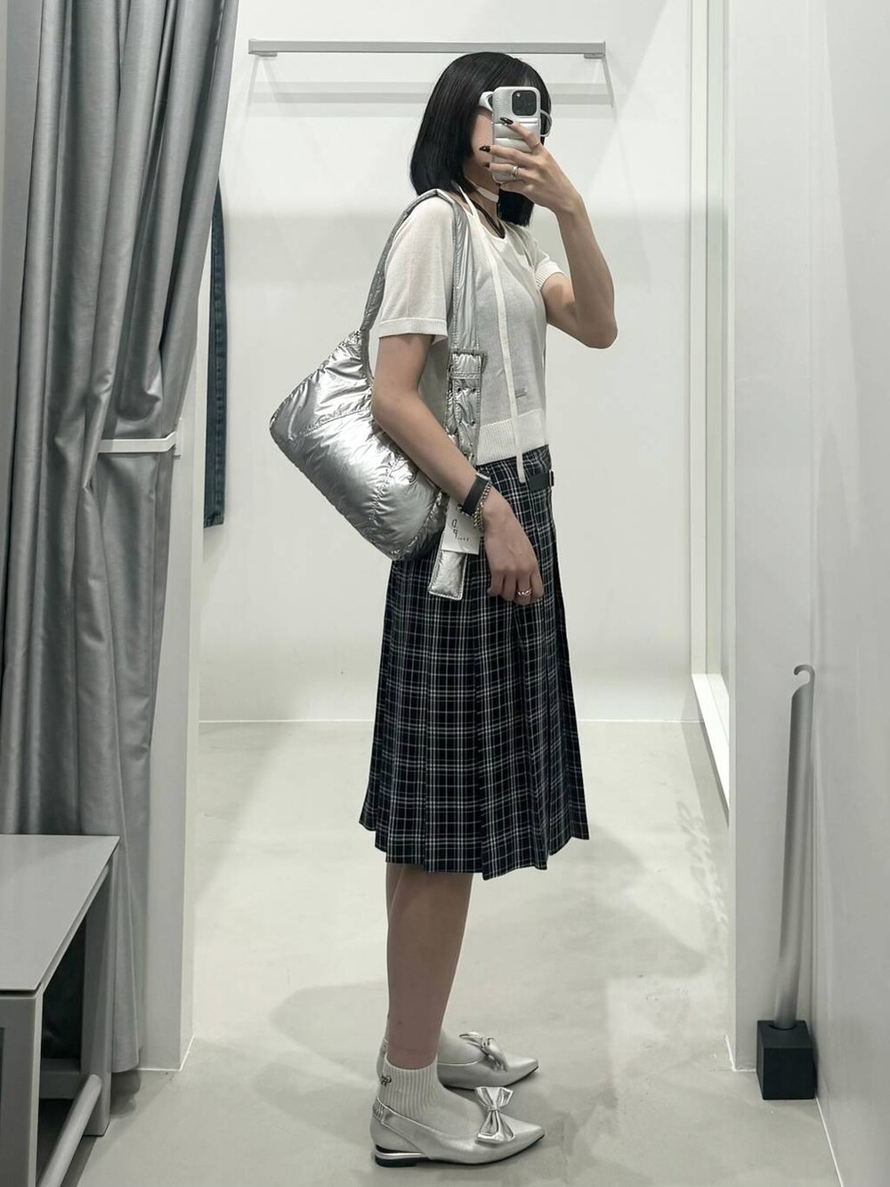 ブルー系のスカートを着用したレディースの夏コーディネートの2枚目の写真