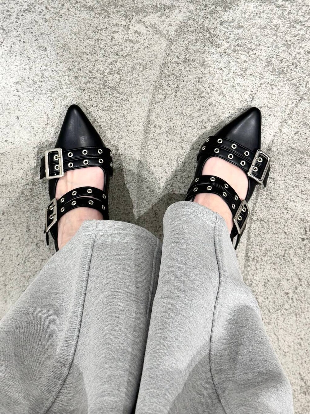 ブラック系のサンダル、ブラック系のブルゾンを着用したレディースの春コーディネートの3枚目の写真