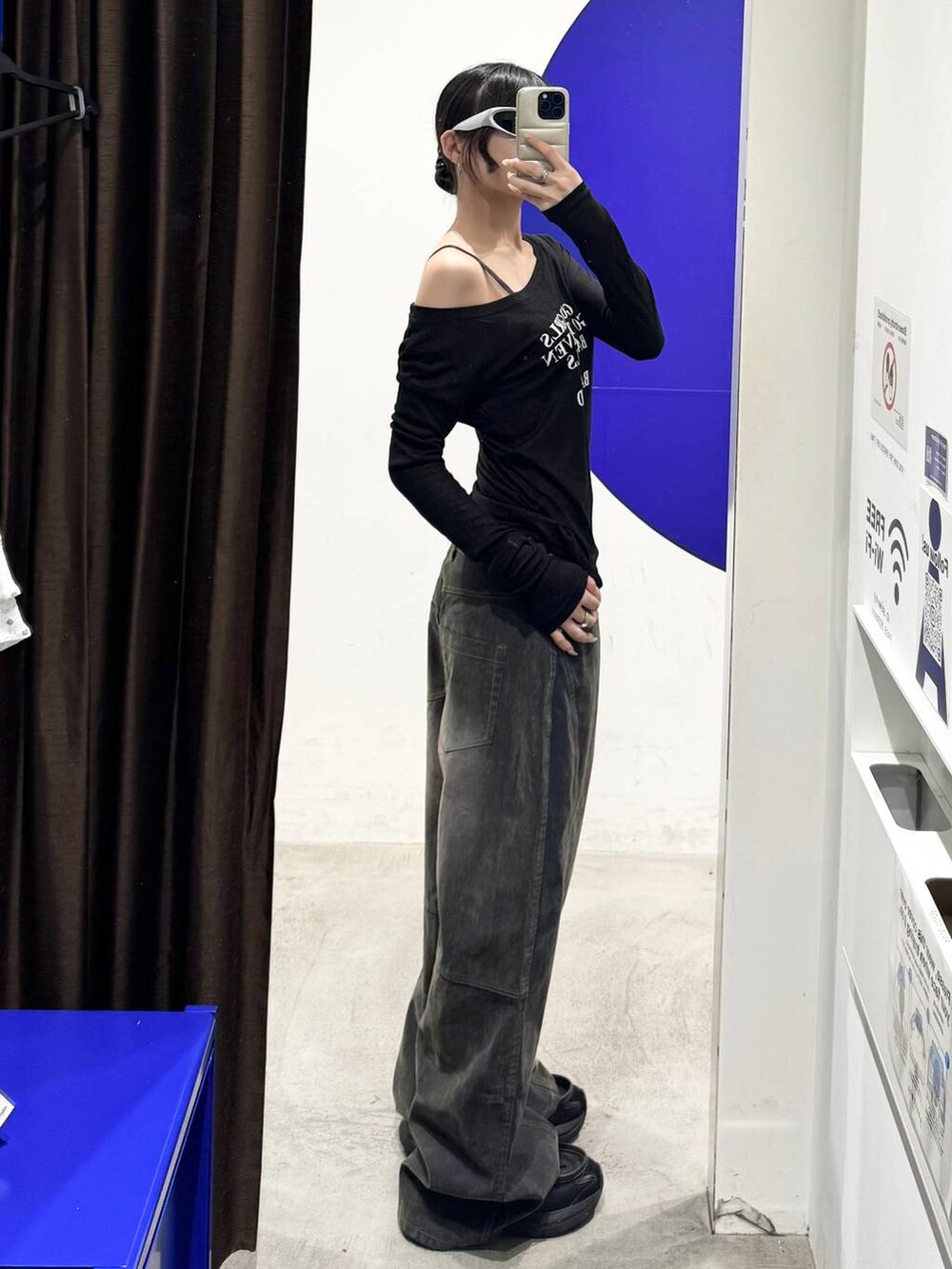 ブラック系のTシャツ/カットソー、ブルー系のデニムパンツを着用したレディースの夏コーディネートの2枚目の写真