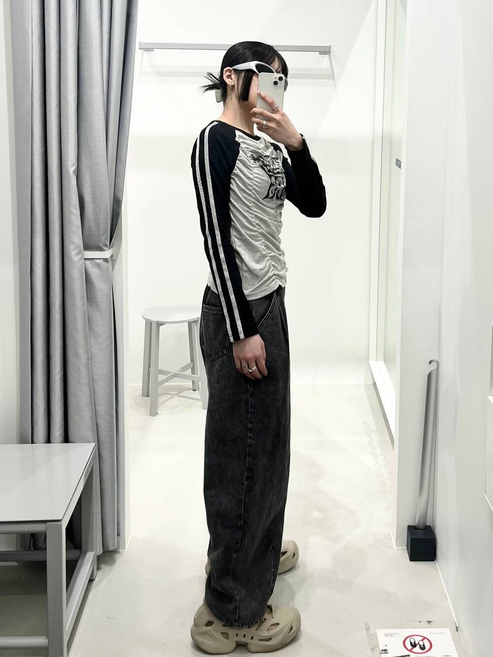 グレー系のTシャツ/カットソー、ブラック系のデニムパンツを着用したレディースの春コーディネートの2枚目の写真