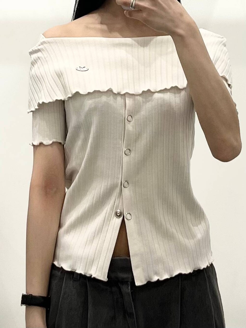 ベージュ系のTシャツ/カットソー、グレー系のデニムパンツを着用したレディースの春コーディネートの3枚目の写真
