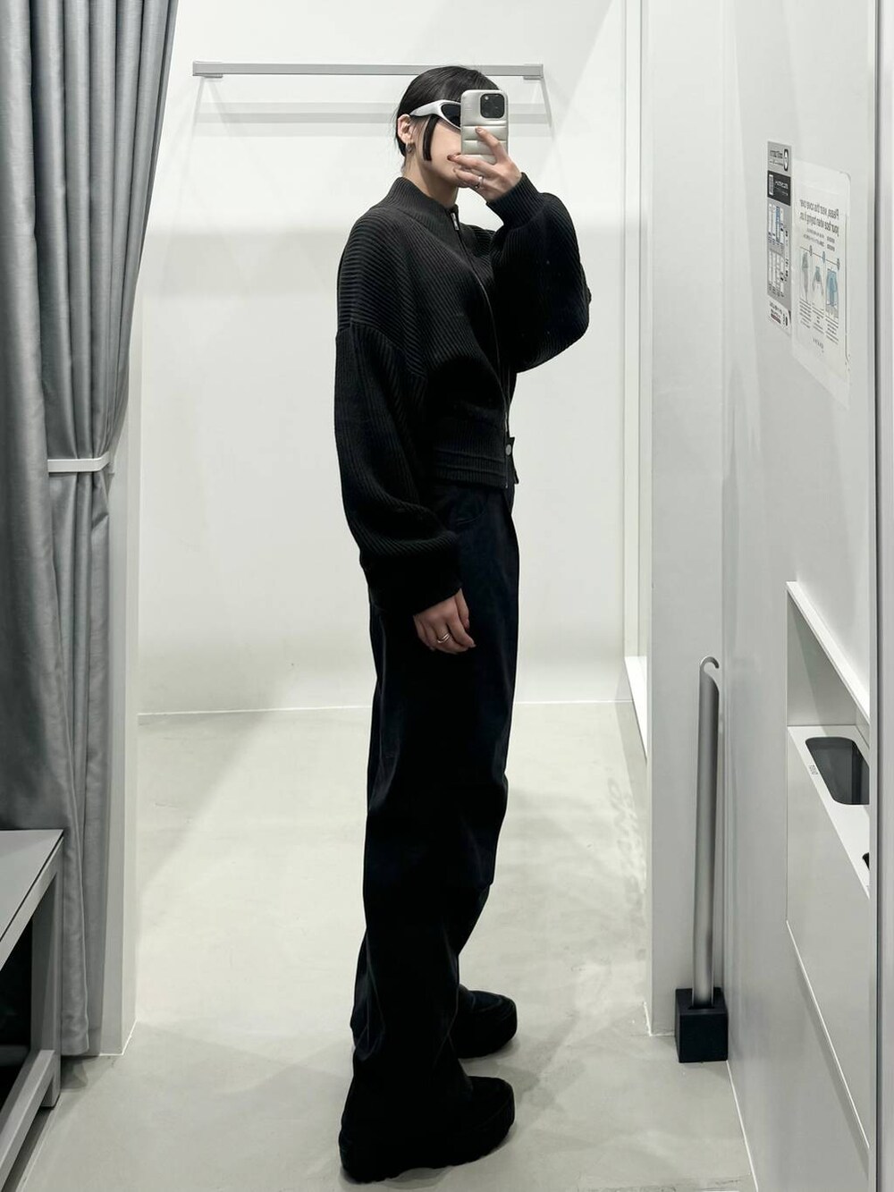 グリーン系のブルゾン、グレー系のその他パンツを着用したレディースの秋コーディネートの2枚目の写真