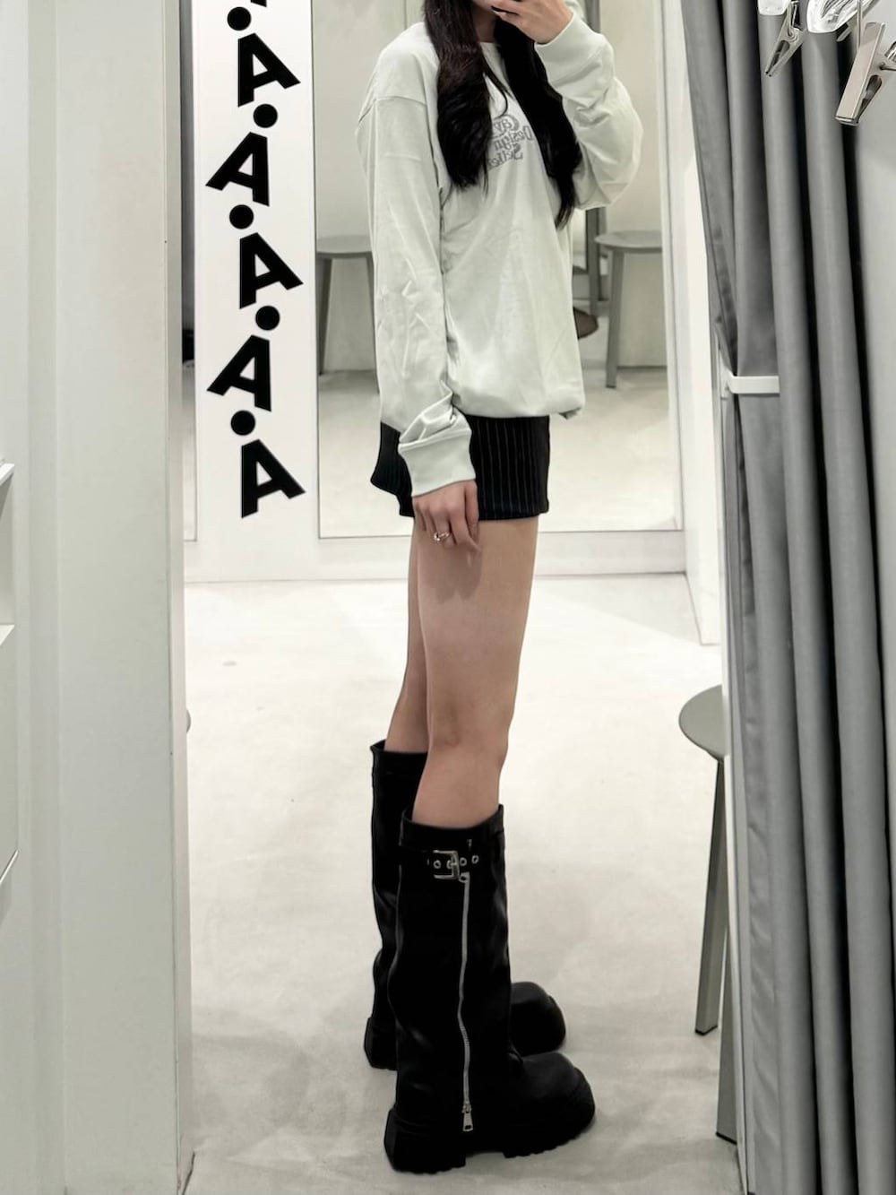 グリーン系のTシャツ/カットソー、ブラック系のその他パンツ、ブラック系のブーツを着用したレディースの秋コーディネートの2枚目の写真