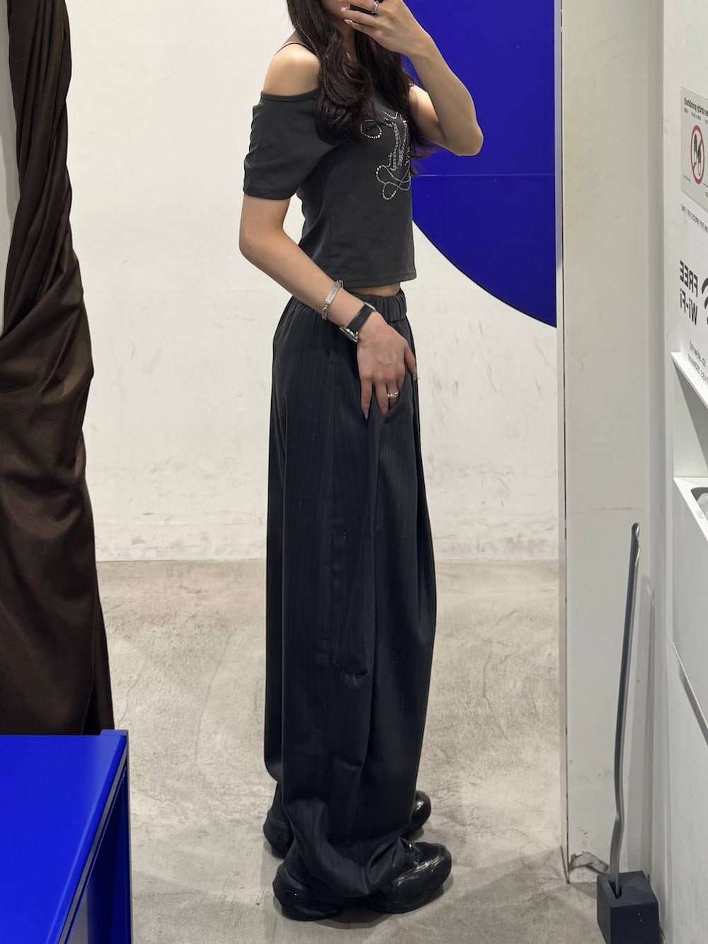 グレー系のスラックス、グレー系のTシャツ/カットソーを着用したレディースの夏コーディネートの2枚目の写真