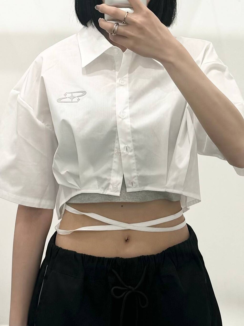 ブラック系のその他パンツ、ホワイト系のシャツ/ブラウスを着用したレディースの春コーディネートの3枚目の写真