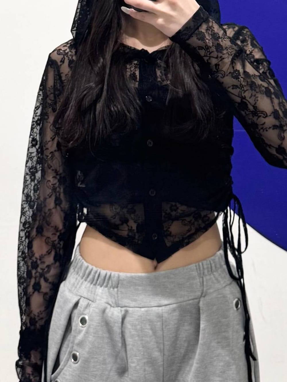 ブラック系のTシャツ/カットソー、ベージュ系のスウェットパンツを着用したレディースの春コーディネートの3枚目の写真