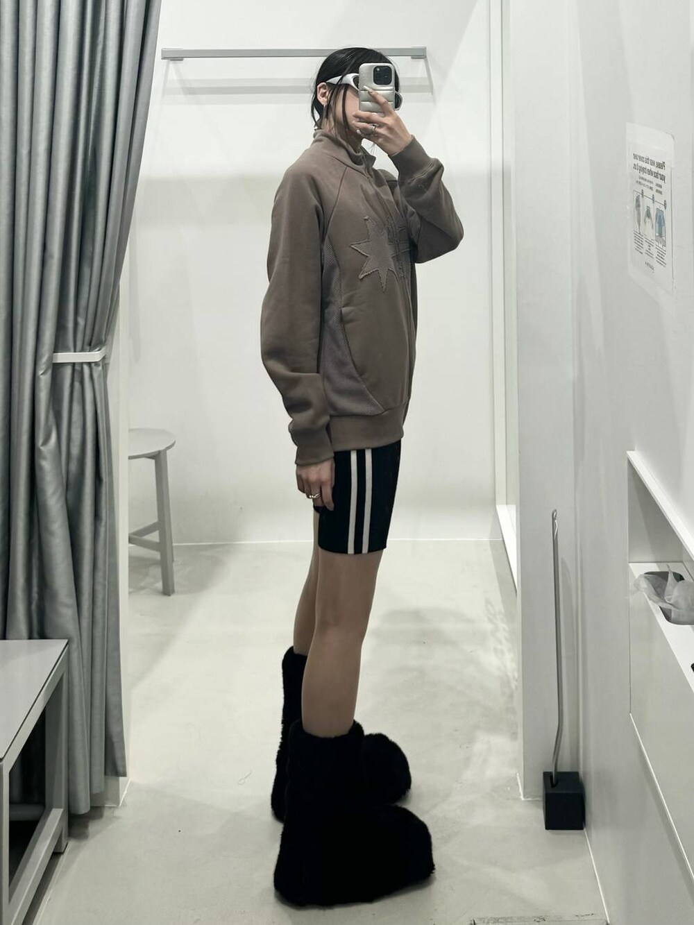 ベージュ系のパーカー、ブラック系のその他パンツを着用したレディースの秋コーディネートの2枚目の写真