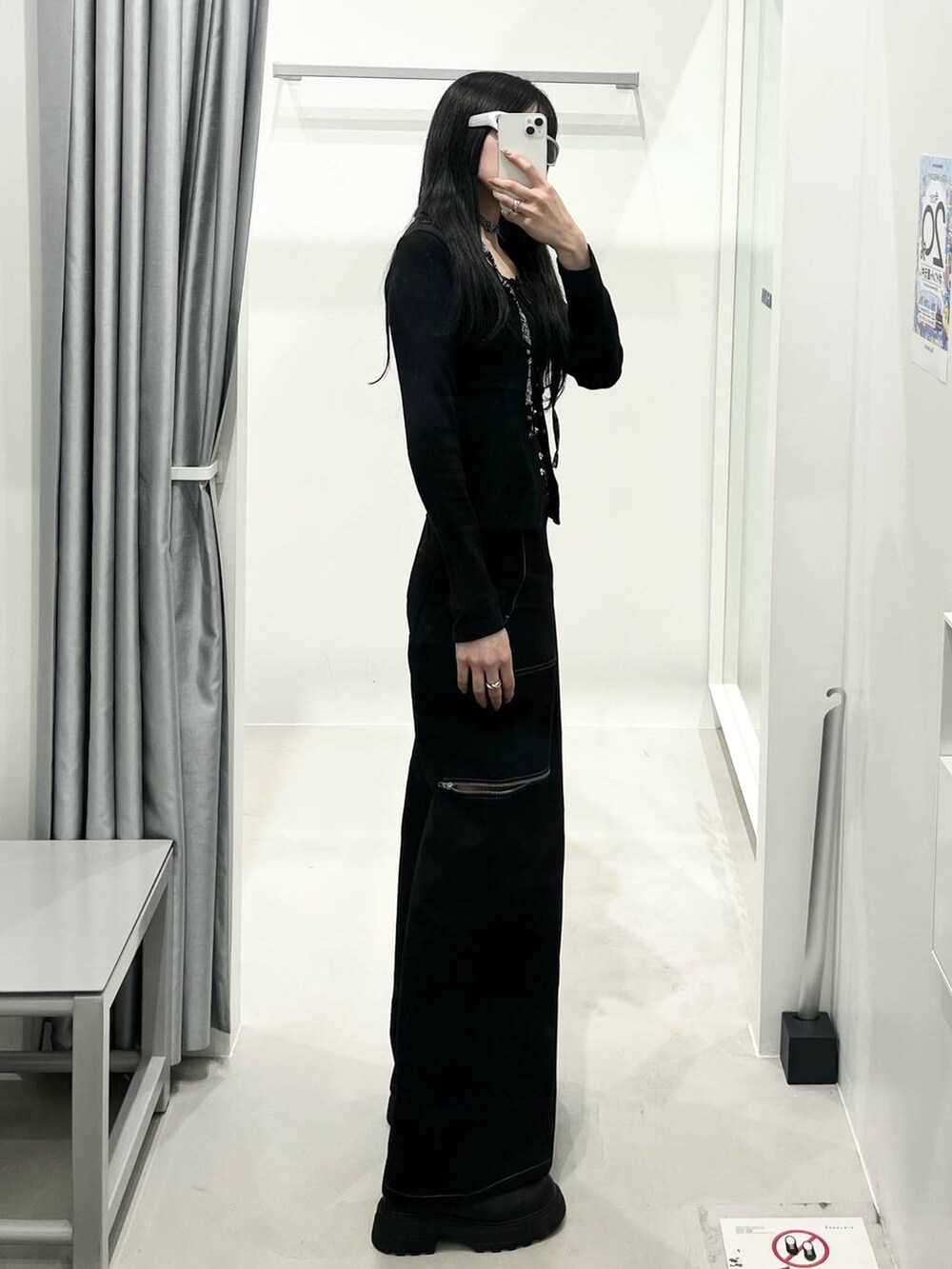 その他のショルダーバッグ、ブラック系のカーディガン/ボレロ、ブラック系のその他パンツを着用したレディースの春コーディネートの2枚目の写真
