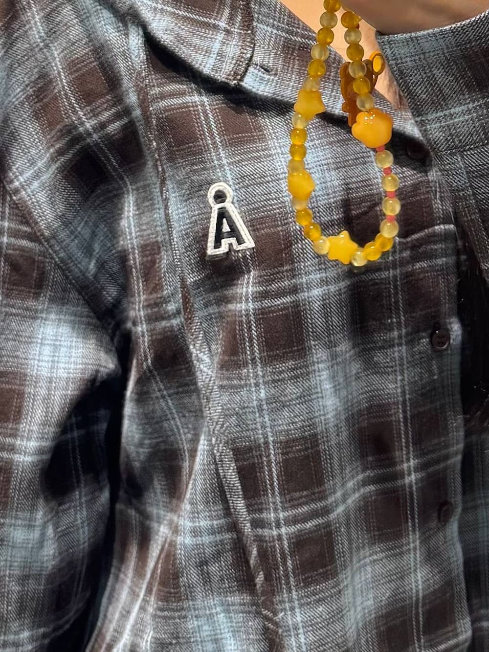 ブラウン系のシャツ/ブラウス、ブラウン系のデニムパンツを着用したレディースの秋コーディネートの3枚目の写真