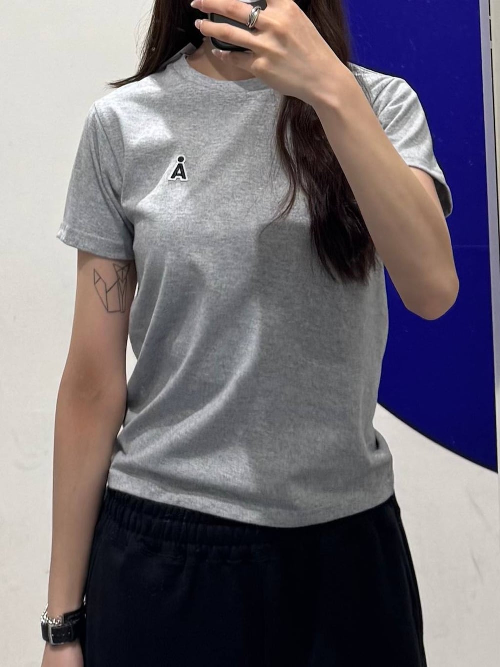 グレー系のTシャツ/カットソー、ブラック系のスウェットパンツを着用したレディースの夏コーディネートの3枚目の写真