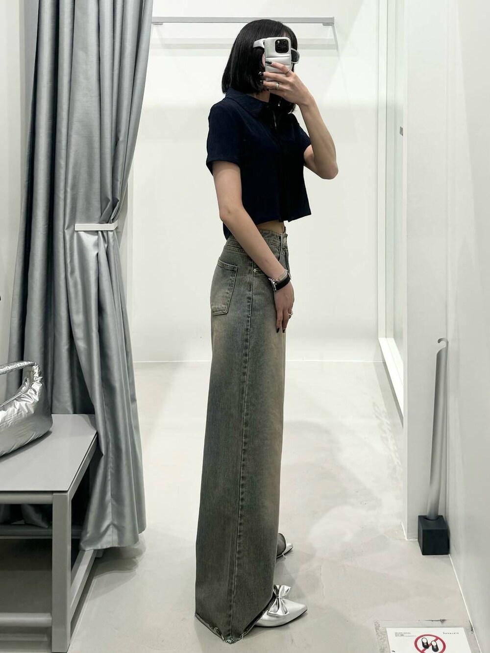 ブルー系のデニムパンツ、ブルー系のシャツ/ブラウス、その他のサンダルを着用したレディースの夏コーディネートの2枚目の写真