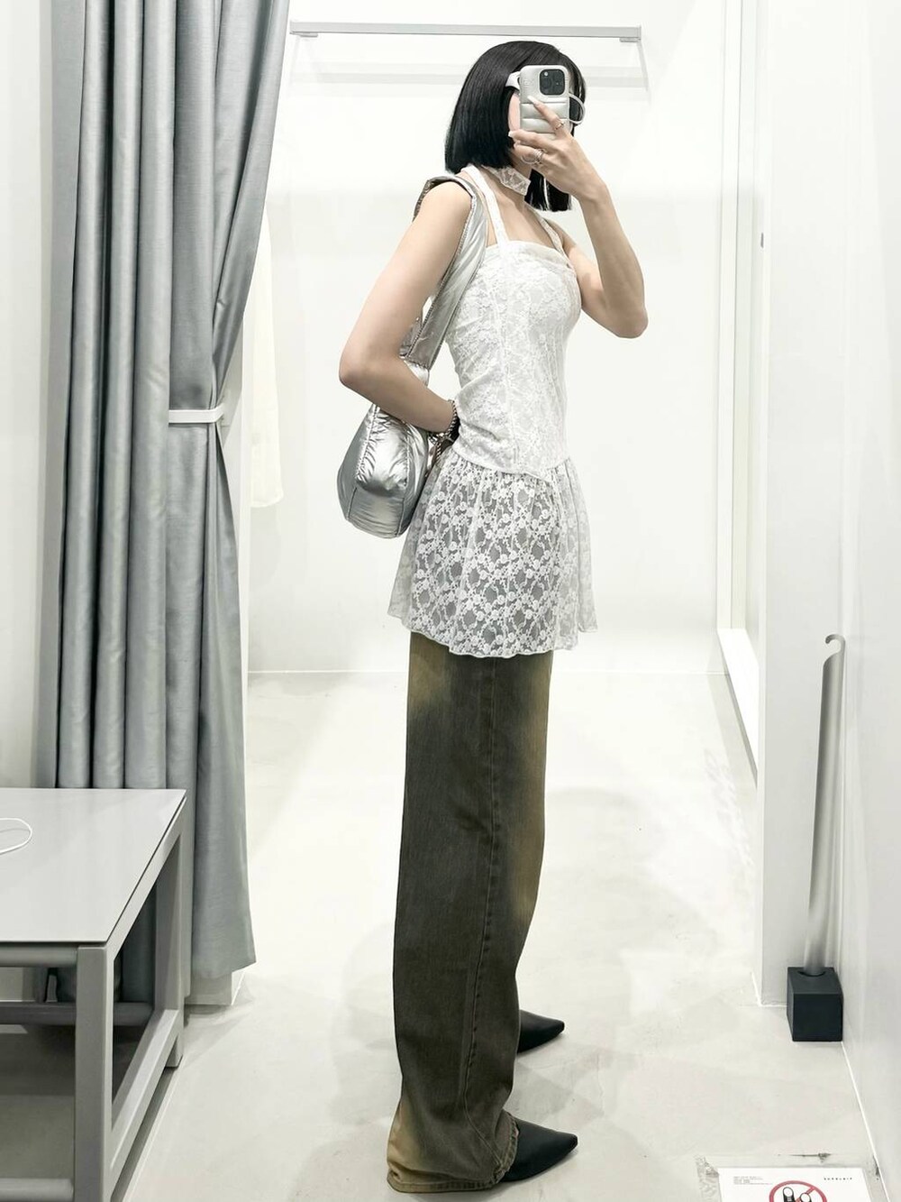 ブルー系のデニムパンツ、ホワイト系のワンピースを着用したレディースの夏コーディネートの2枚目の写真