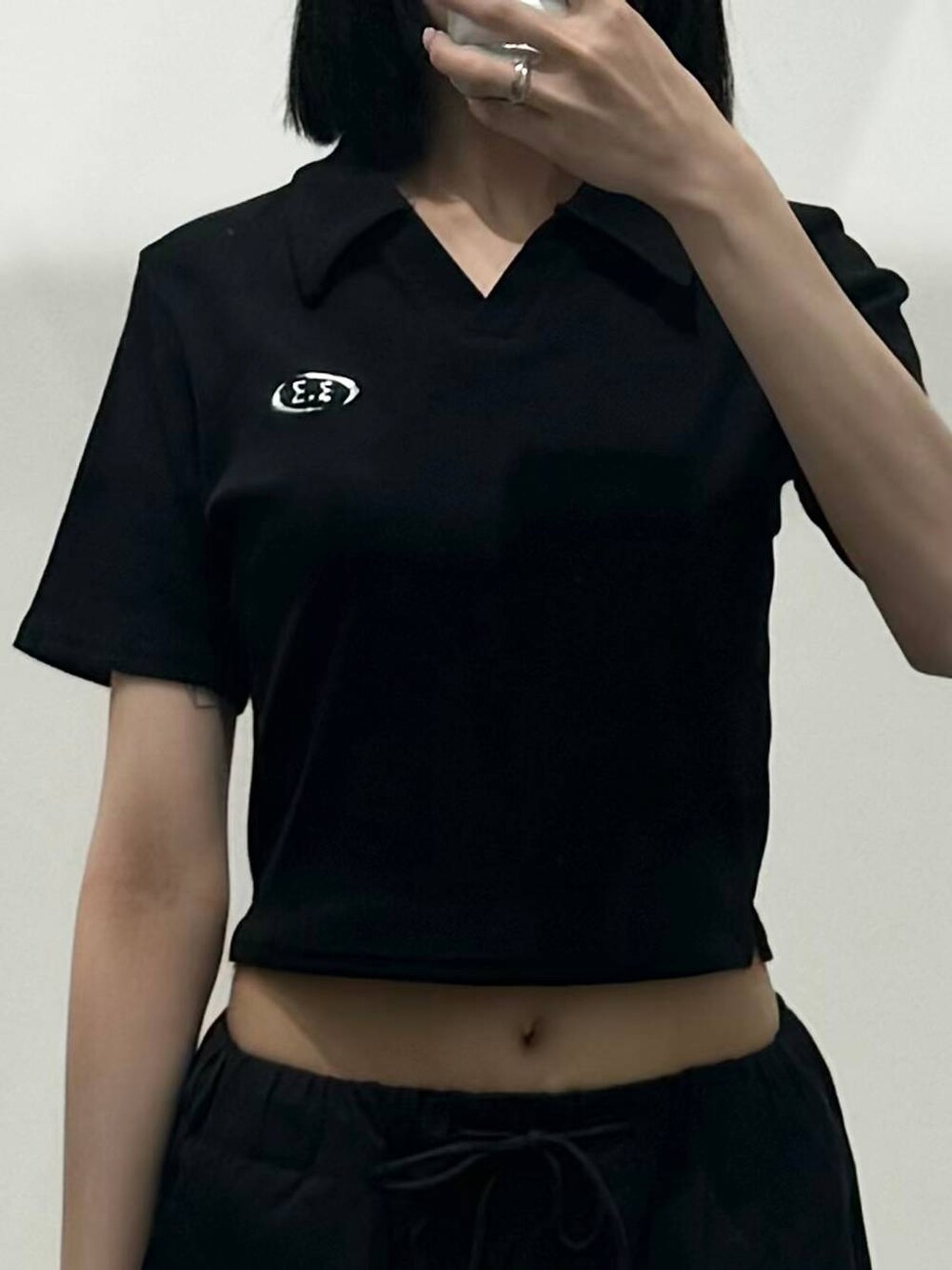 ブラック系のカーゴパンツ、ブラック系のTシャツ/カットソーを着用したレディースの夏コーディネートの3枚目の写真