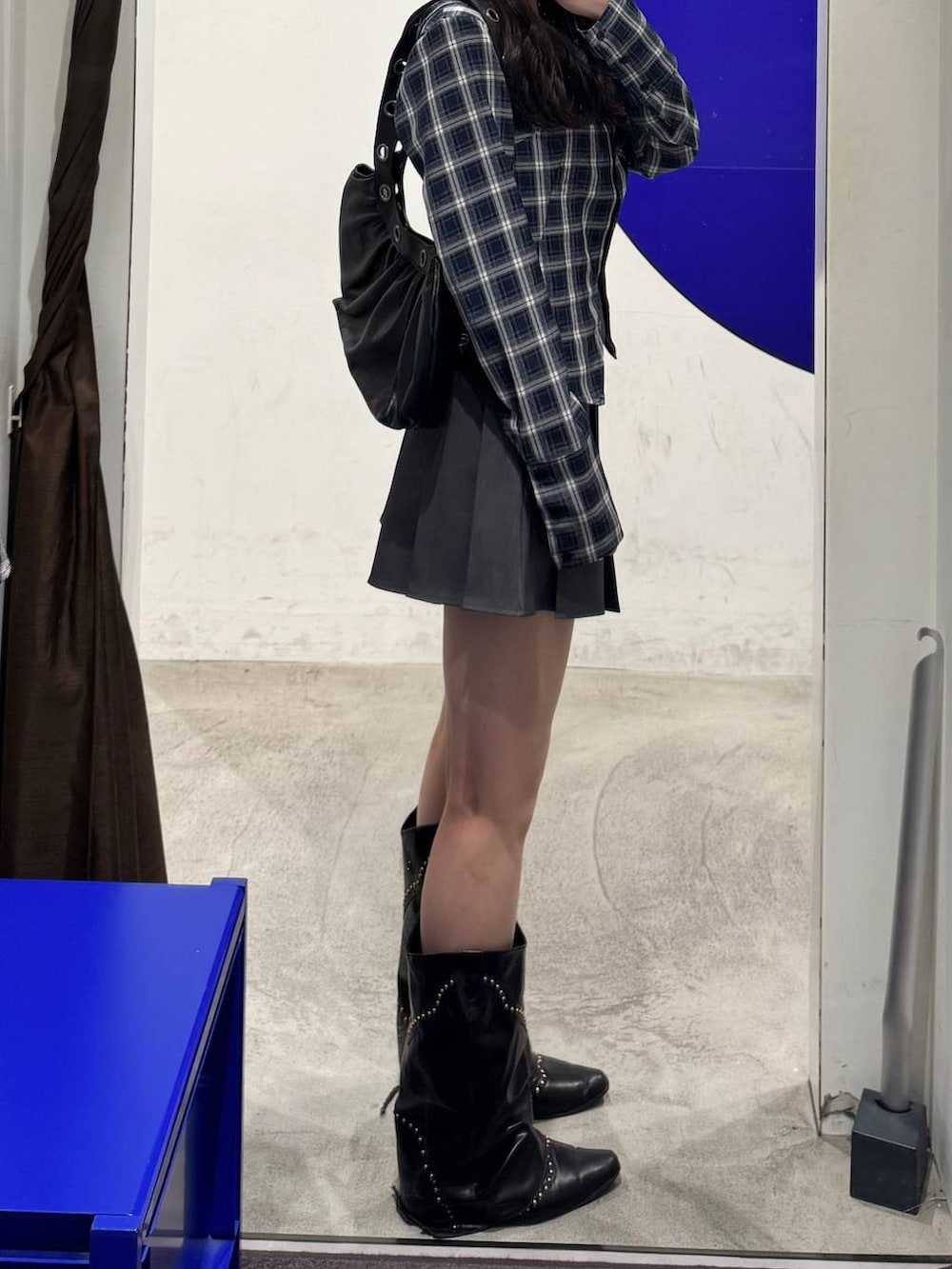 ブルー系のシャツ/ブラウス、グレー系のスカートを着用したレディースの春コーディネートの2枚目の写真