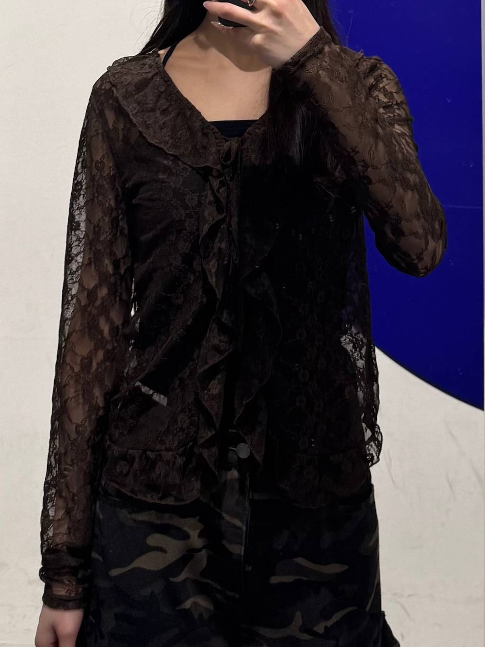 その他のカーゴパンツ、ブラック系のショルダーバッグ、ブラウン系のカーディガン/ボレロを着用したレディースの春コーディネートの3枚目の写真