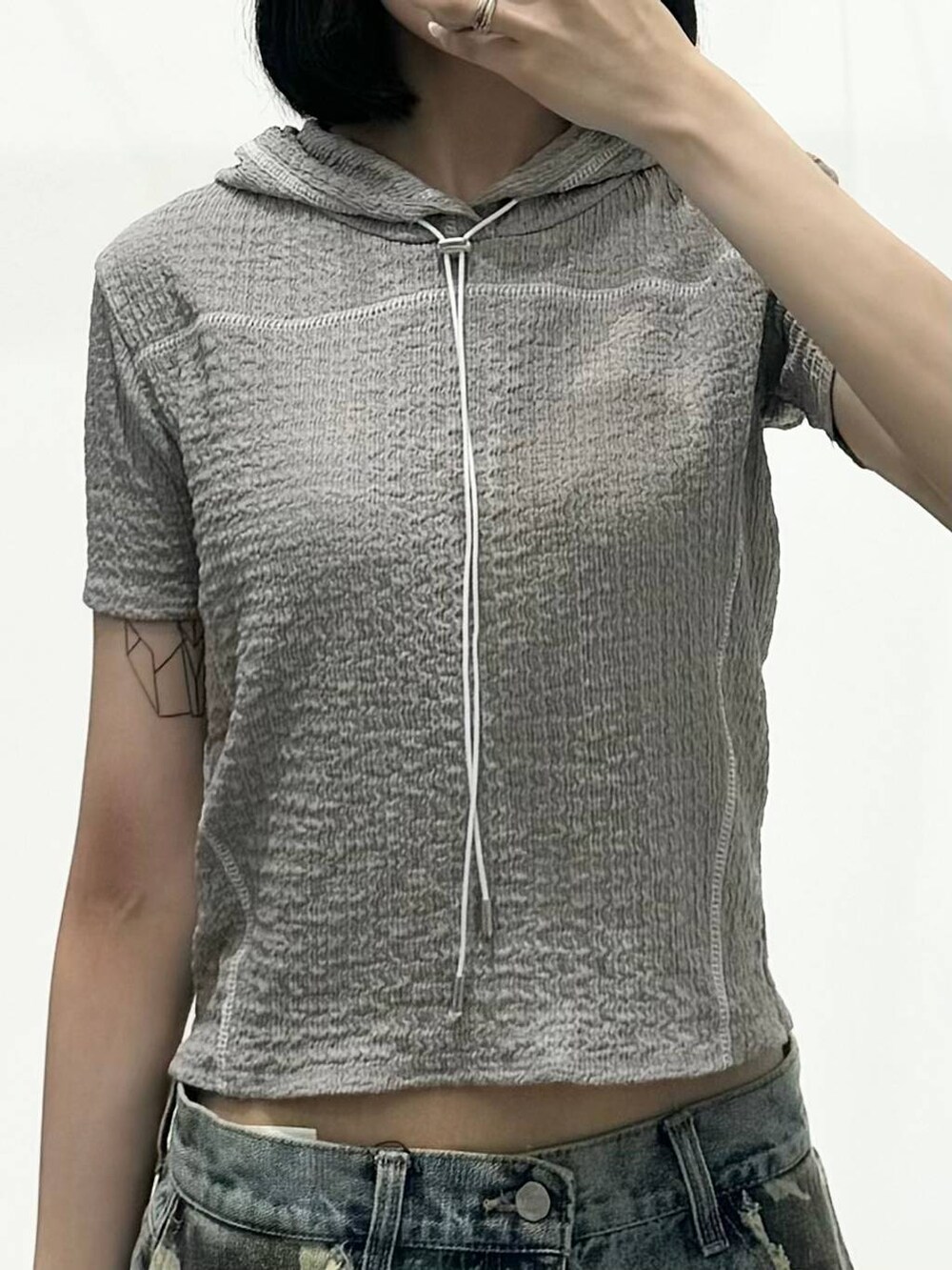 グレー系のTシャツ/カットソーを着用したレディースの夏コーディネートの3枚目の写真