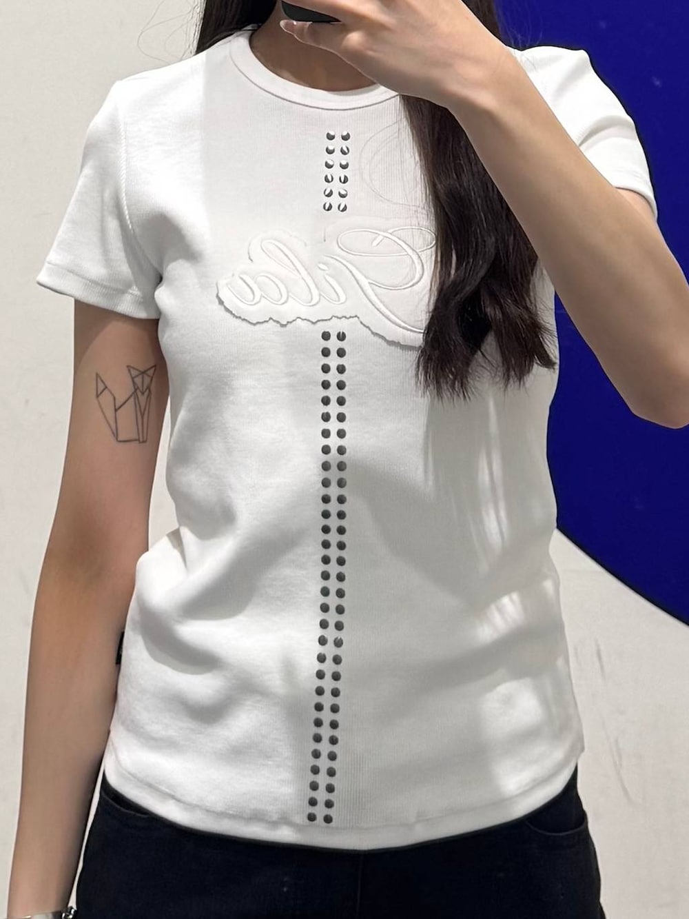 ホワイト系のTシャツ/カットソー、ブラック系のデニムパンツを着用したレディースの夏コーディネートの3枚目の写真