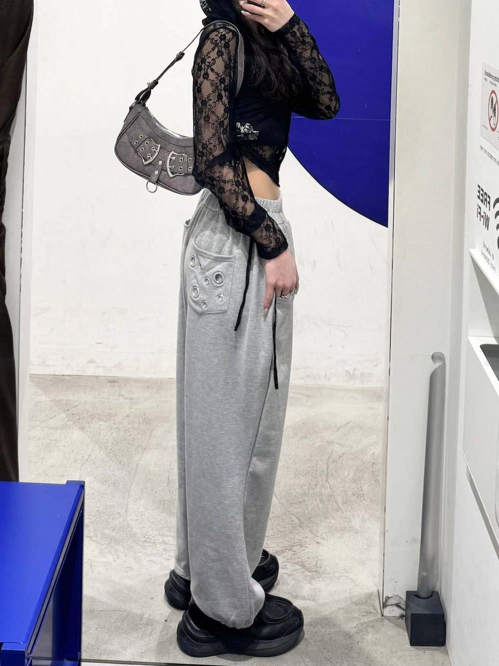 ブラック系のTシャツ/カットソー、ベージュ系のスウェットパンツを着用したレディースの春コーディネートの2枚目の写真