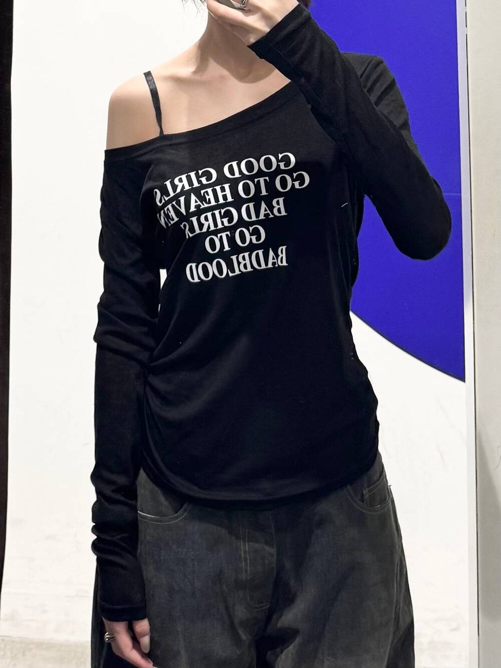 ブラック系のTシャツ/カットソー、ブルー系のデニムパンツを着用したレディースの夏コーディネートの3枚目の写真