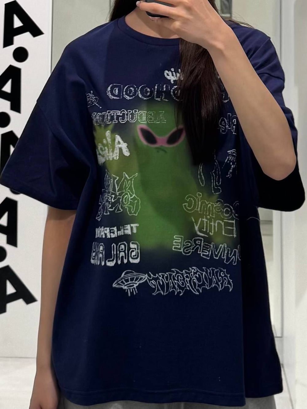 ブルー系のTシャツ/カットソー、グレー系のスウェットパンツを着用したレディースの夏コーディネートの2枚目の写真