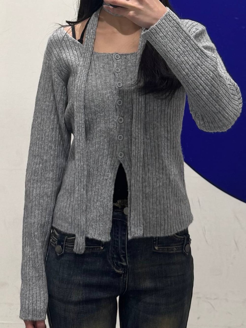 ホワイト系のパンプス、グレー系のカーディガン/ボレロ、ブルー系のデニムパンツを着用したレディースの冬コーディネートの3枚目の写真