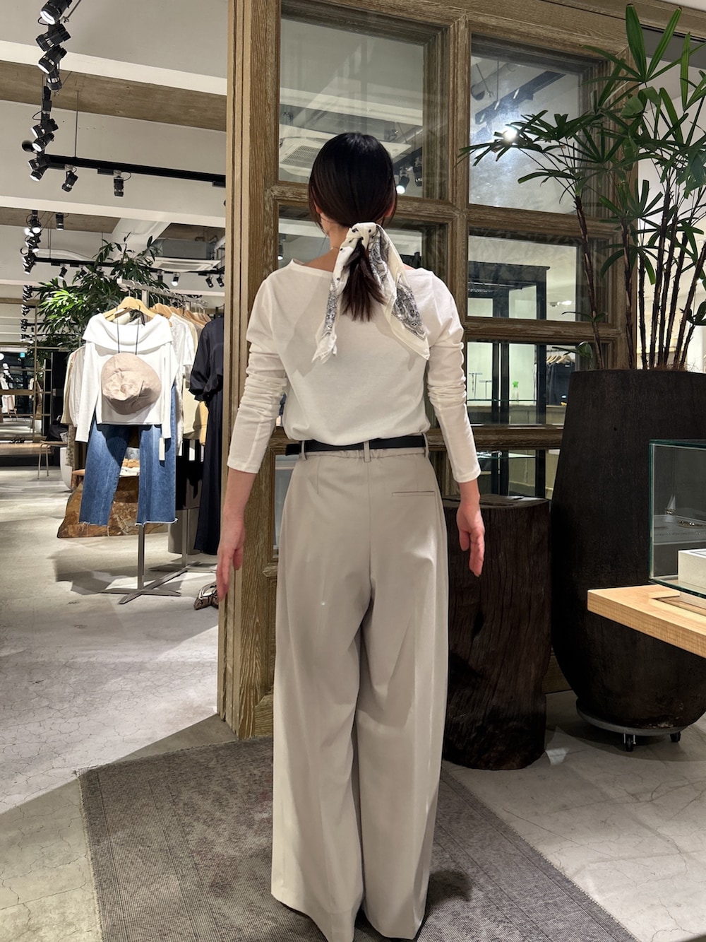 グレー系のその他パンツ、ホワイト系のTシャツ/カットソー、ブラック系のベルトを着用したレディースの春コーディネートの2枚目の写真