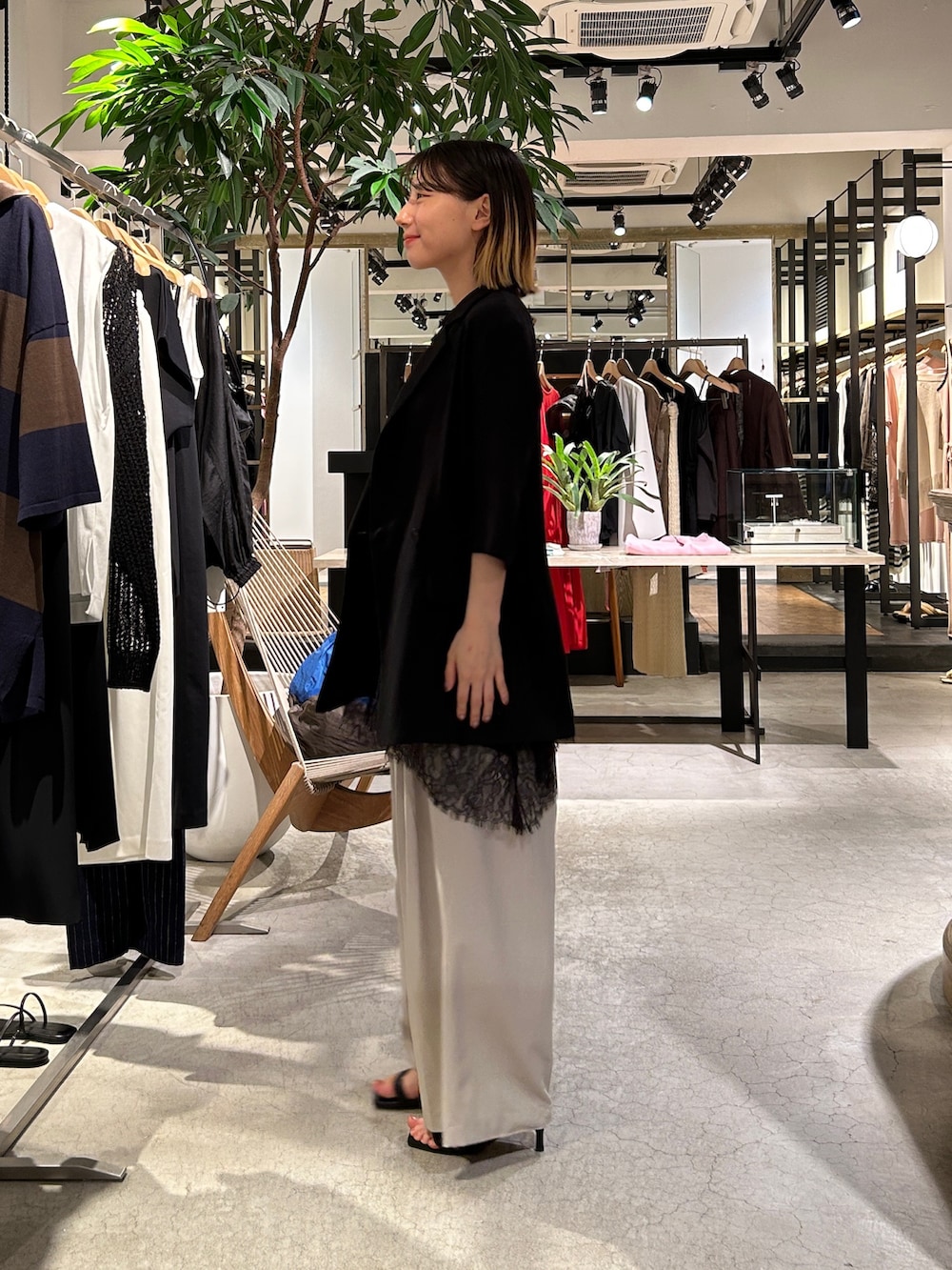 ブラック系のシャツ/ブラウス、ブラック系のテーラードジャケット、グレー系のその他パンツを着用したレディースの夏コーディネートの4枚目の写真