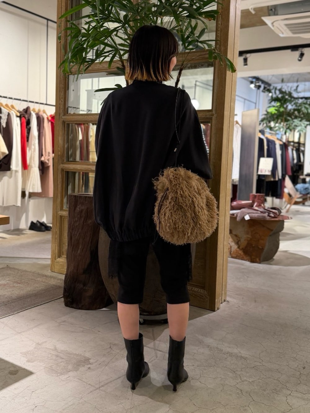 ブラック系のブルゾン、ブラック系のシャツ/ブラウス、ブラック系のその他パンツを着用したレディースの夏コーディネートの3枚目の写真