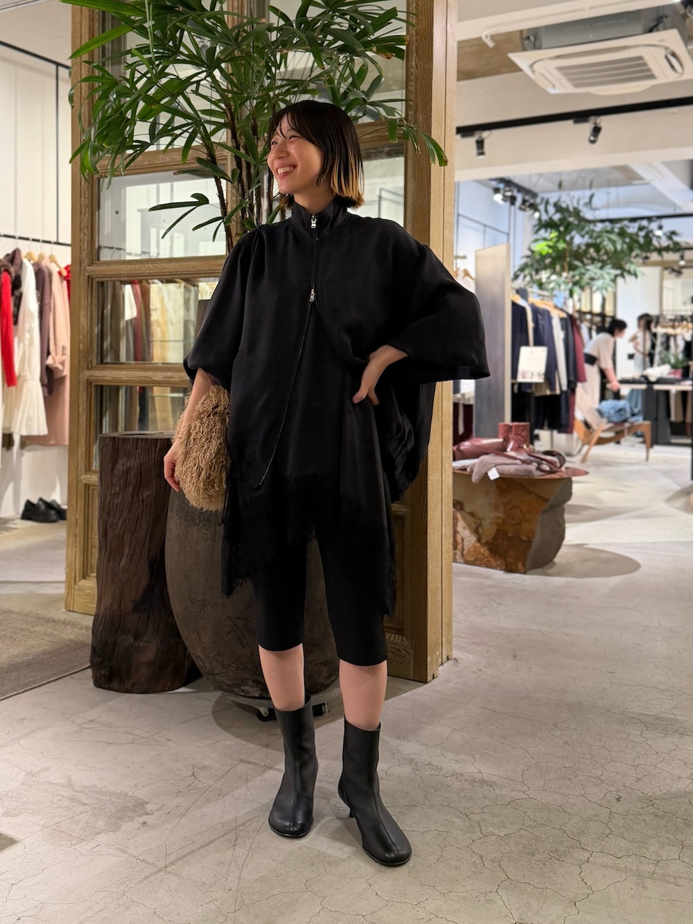 ブラック系のブルゾン、ブラック系のシャツ/ブラウス、ブラック系のその他パンツを着用したレディースの夏コーディネートの2枚目の写真