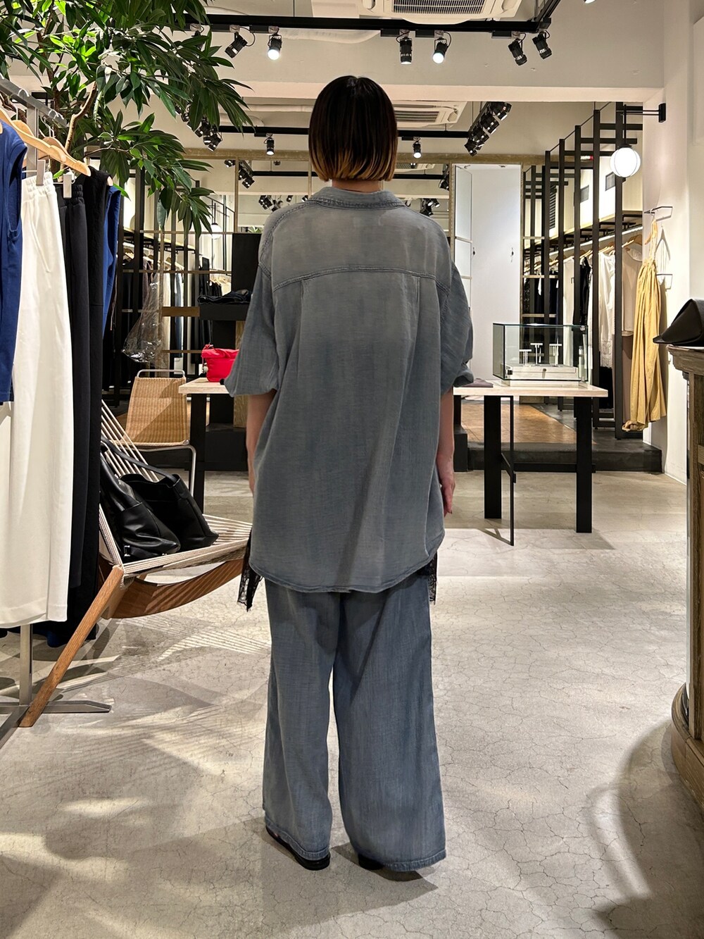 ブルー系のシャツ/ブラウス、ブルー系のその他パンツ、ブラック系のシャツ/ブラウスを着用したレディースの夏コーディネートの3枚目の写真