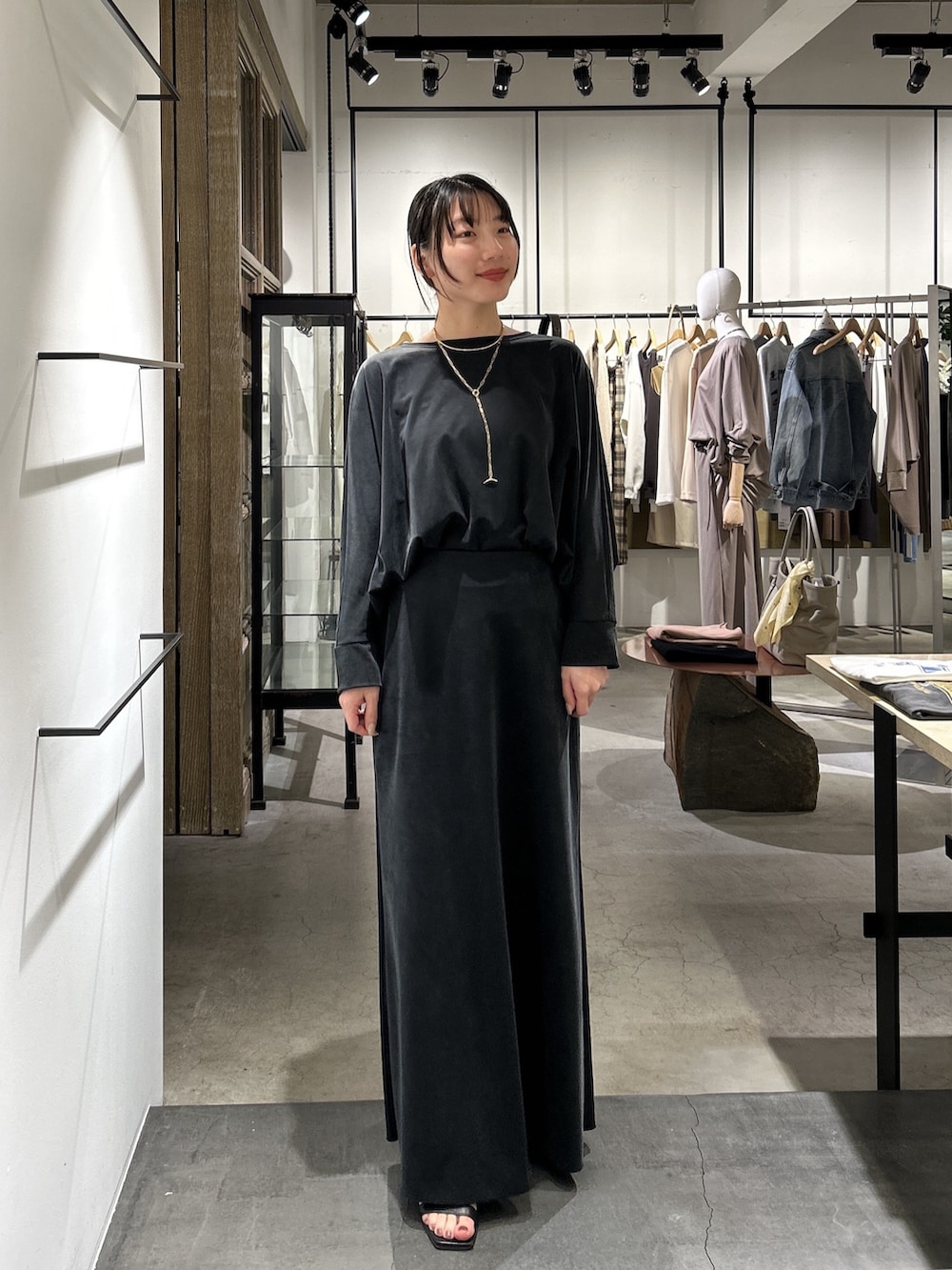 ブラック系のTシャツ/カットソー、ブラック系のスカート、ゴールド系のリングを着用したレディースの冬コーディネートの2枚目の写真