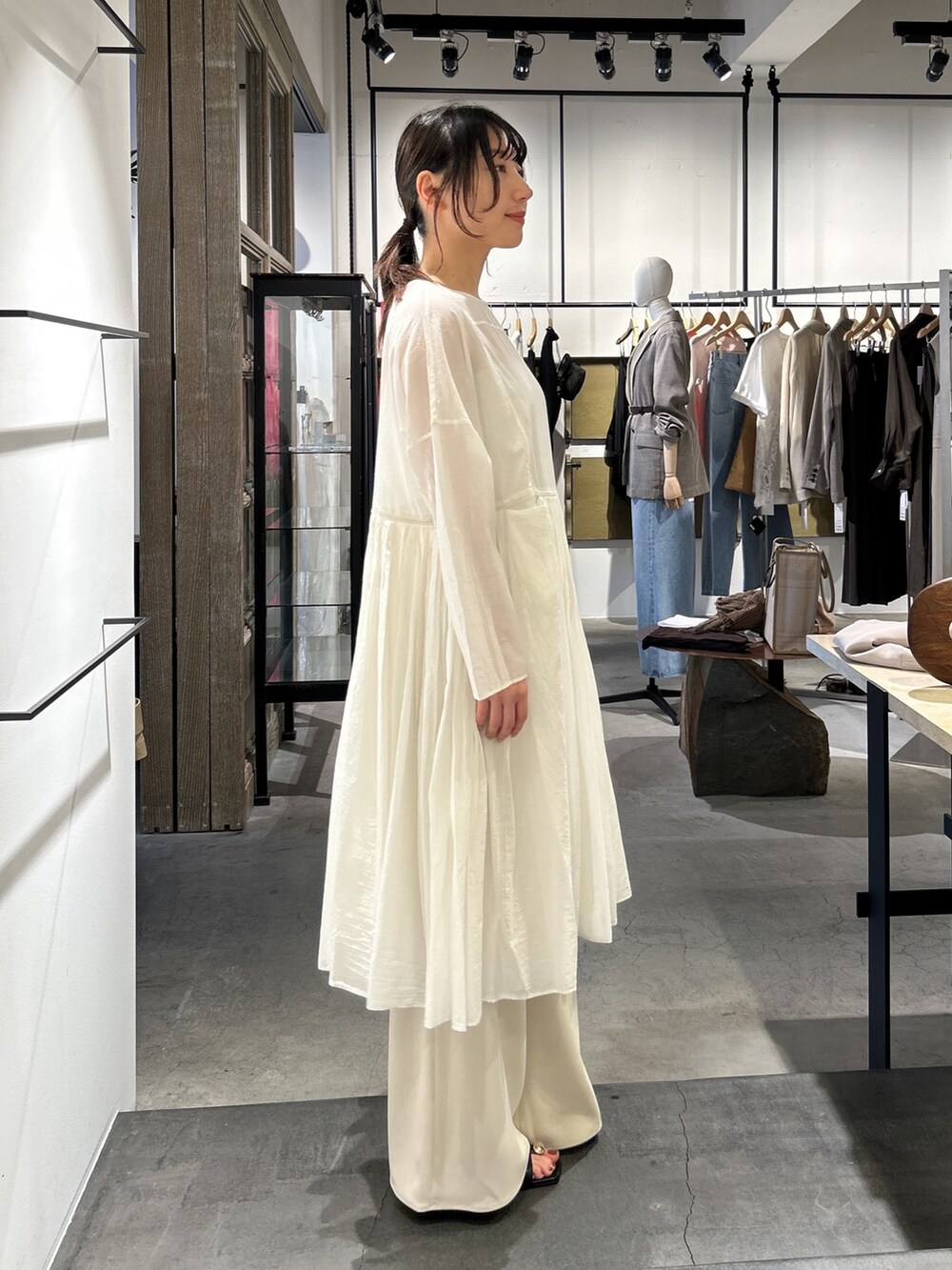 ホワイト系のシャツ/ブラウス、ベージュ系のその他パンツ、ブラック系のハットを着用したレディースの春コーディネートの3枚目の写真