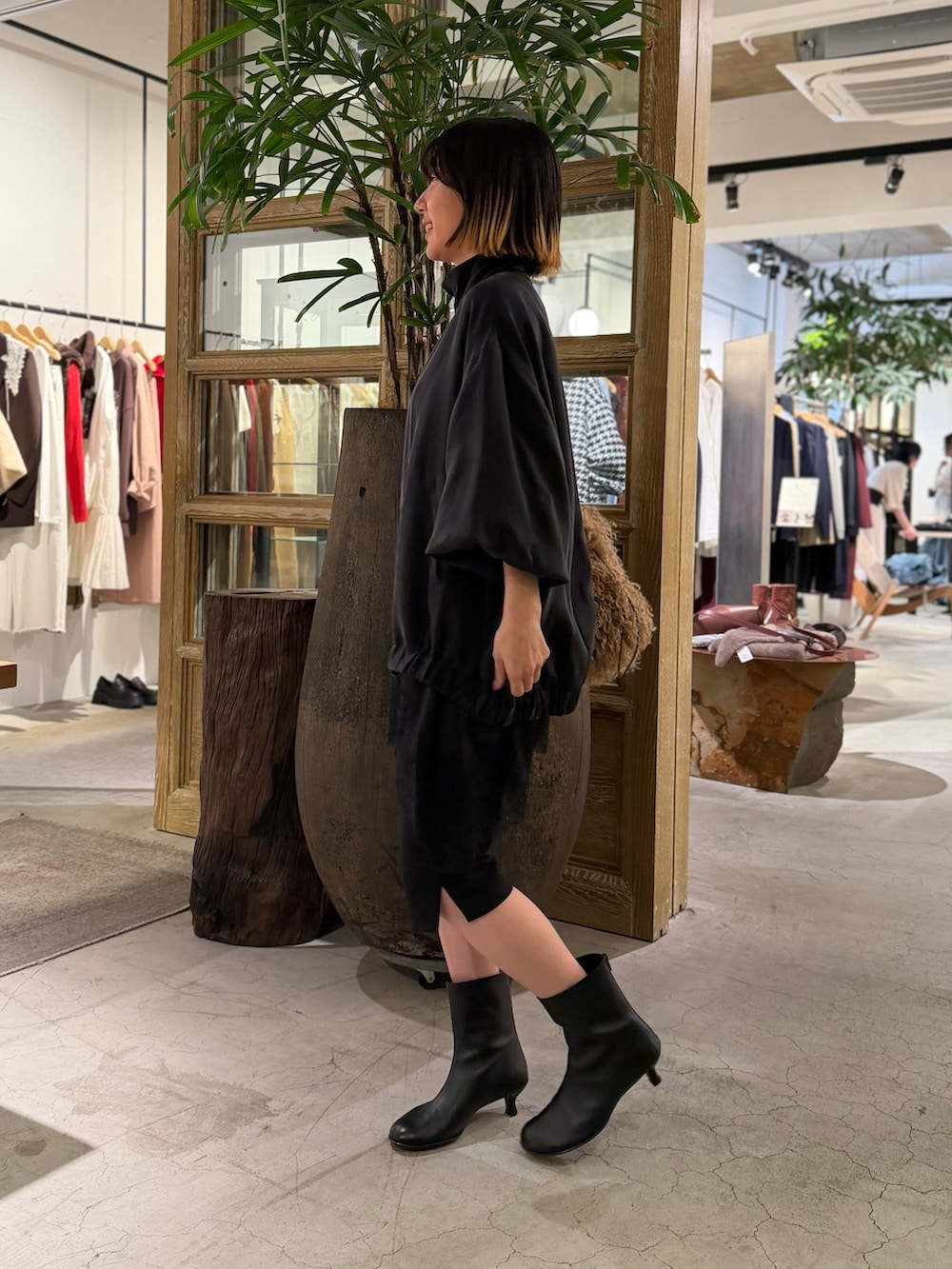 ブラック系のブルゾン、ブラック系のシャツ/ブラウス、ブラック系のその他パンツを着用したレディースの夏コーディネートの4枚目の写真