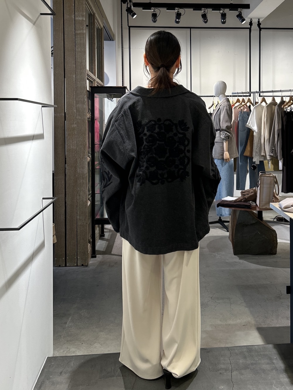 ホワイト系のTシャツ/カットソー、ベージュ系のその他パンツ、ブラック系のデニムジャケットを着用したレディースの春コーディネートの3枚目の写真