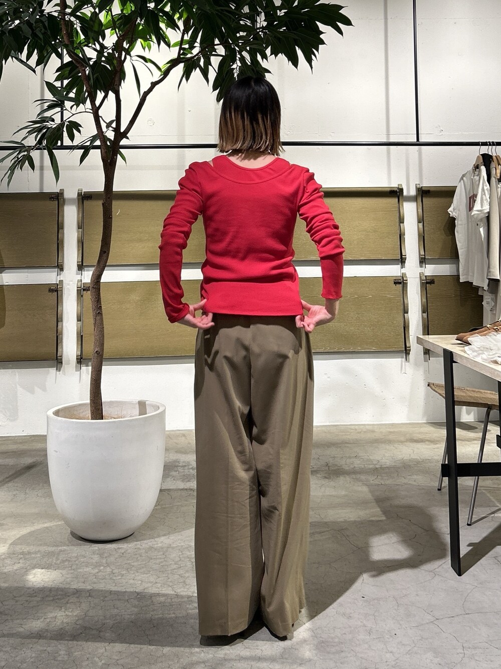 ベージュ系のその他パンツ、レッド系のキャミソール、レッド系のTシャツ/カットソーを着用したレディースの春コーディネートの2枚目の写真